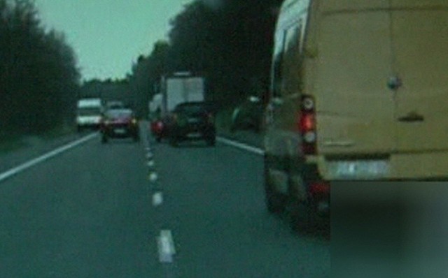Nierozważny kierowca mógł doprowadzić do tragedii na drodze.