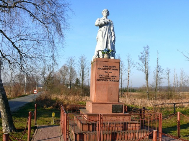 Pomnik Adama Mickiewicza w Rzeczycy Okrągłej jest jedynym pomnikiem poety na wsi.