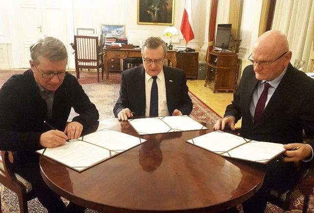 Od lewej: Marek Żydowicz, minister Piotr Gliński i prezydent Torunia Michał Zaleski podczas podpisywania listu