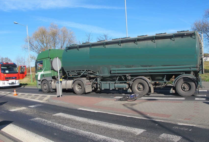 Oświęcim. Rowerzystka potrącona przez ciężarówkę na ul. Zatorskiej trafiła do szpitala