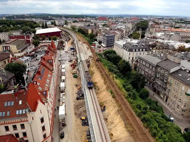 Kolejarze przypominają, że dokładnie od 2 lipca pociągi kursują nowym torem, położonym na wiaduktach i estakadach w centrum Krakowa
