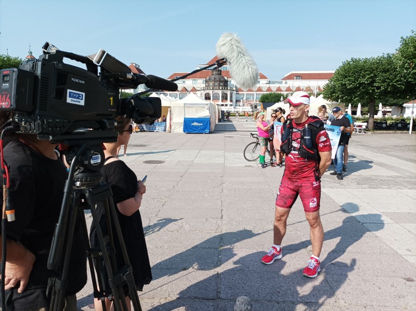 Artur Kujawiński na starcie swojego biegowego wyzwania Run...