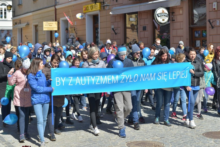 Niebieski marsz w Sandomierzu. Ponad 300 osób solidaryzowało się z chorymi na autyzm (NOWA GALERIA ZDJĘĆ)