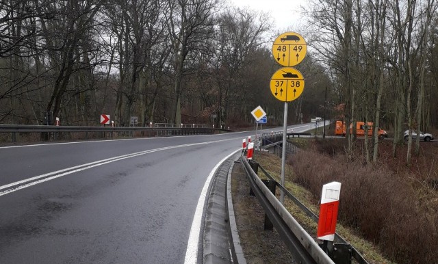 Nowe znaki drogowe pojawiły się w Polsce i wzbudziły niepokój wśród kierowców. Nietypowe znaki przy drogach przedstawiają czołgi i ciężarówki. Co oznaczają?