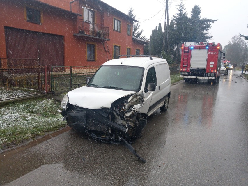 Zderzenie dwóch samochodów w miejscowości Prokocice. Są utrudnienia na drodze wojewódzkiej