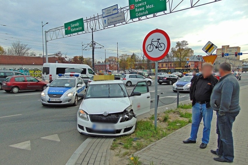 Wypadek na Piłsudskiego przy Wydawniczej w Łodzi. Zderzenie taksówki z alfą [ZDJĘCIA, FILM]