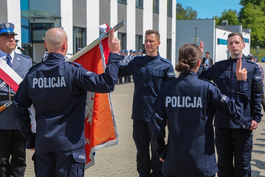 Kraków. Ślubowanie 40 nowo przyjętych policjantów. Gdzie trafią?