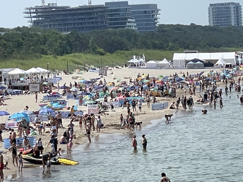 Pierwszy weekend wakacji w Międzyzdrojach za nami. Upał na plaży i masa ludzi [ZDJĘCIA]