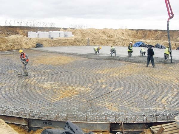 Na placu budowy w Giżynie robotnicy przygotowują fundamenty pod zbiorniki instalacji. 