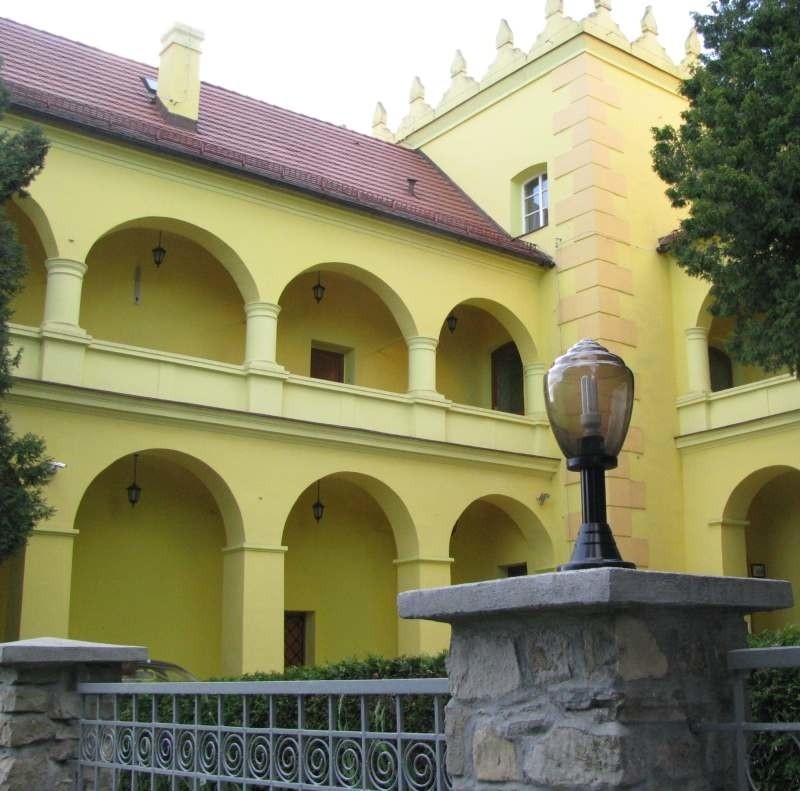 Zamek w Rogowie Opolskim to miejsce, gdzie można wpaść z...