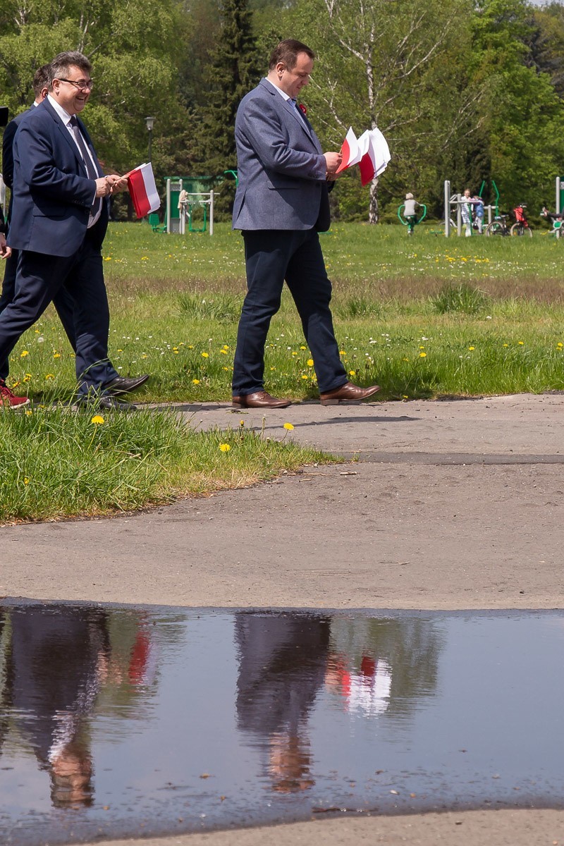 Dzień Flagi w Parku Śląskim. Marszałek rozdawał biało-czerwone flagi ZDJĘCIA