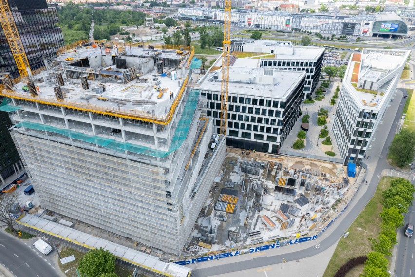 Rozbudowuje się kolejny budynek Nowego Rynku na poznańskiej...