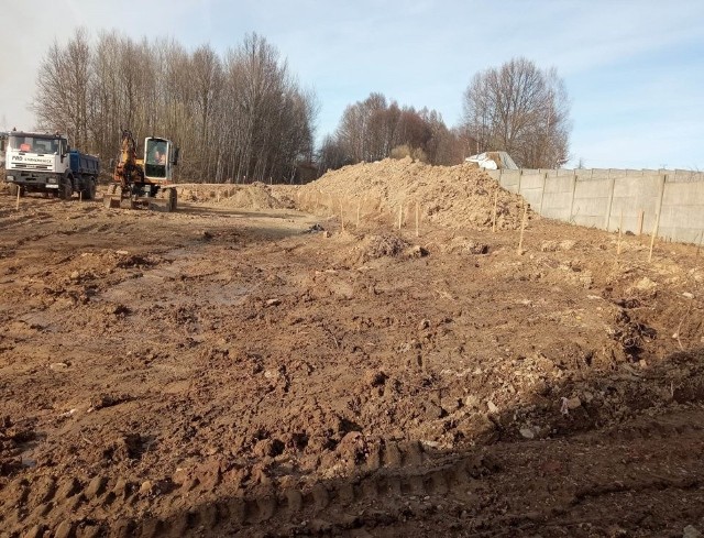 Przy cmentarzu w Bielinach powstaje parking i droga dojazdowa. To ważne inwestycje dla mieszkańców.