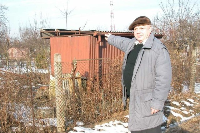 - Nawet w biały dzień złodzieje potrafią przeskoczyć taki płot i włamać się do altanki - mówi Stefan Chochołowicz, prezes brzeskich działkowców.