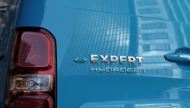 Peugeot pokazał swój pierwszy seryjny model zasilany z wodorowych ogniw paliwowych. Zatankowanie modelu e-Expert Hydrogen wodorem potrwa trzy minuty.Fot. Peugeot