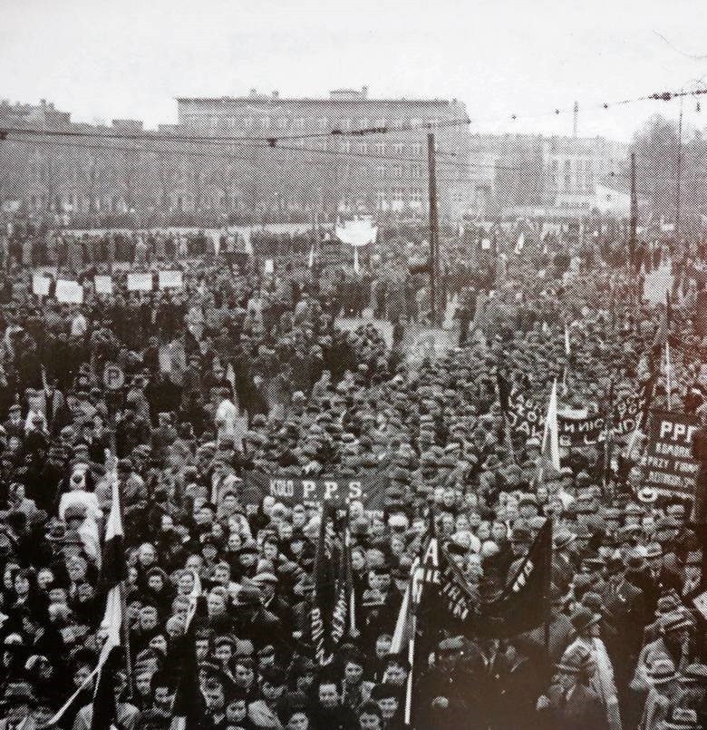 Manifestacja na Placu Zwycięstwa
