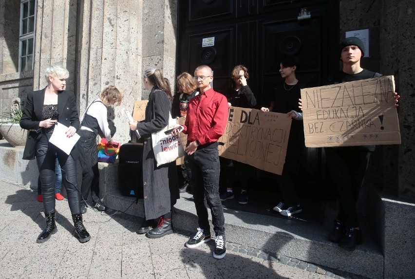 Protest przeciwko Ministrowi Czarnkowi pod II Liceum...