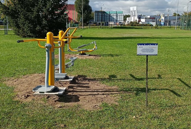 Tak wyglądają urządzenia nowej siłowni plenerowej zamontowane przy Zespole Szkół w Kozienicach.