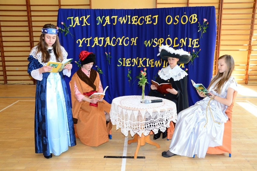 W Oblęgorku 350 uczniów czytało wspólnie Sienkiewicza. Będzie rekord?