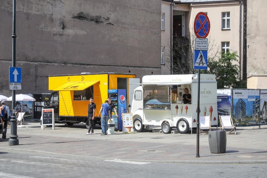 Kraków. Food trucki zaparkowały pod samym Wawelem. Przejmują wolny plac