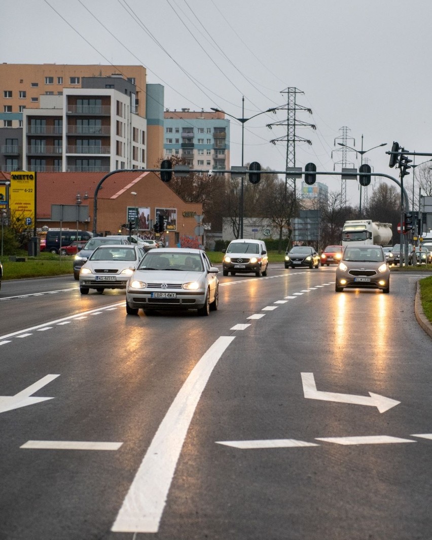 Nowy i błyszczący asfalt na rondzie Inwalidów