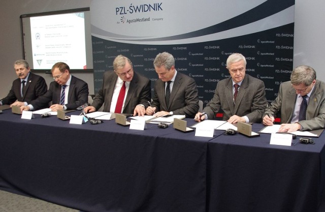 Podpisanie umowy offsetowej, drugi od prawej dyrektor z Fabryki Broni "Łucznik" Andrzej Arczewski.