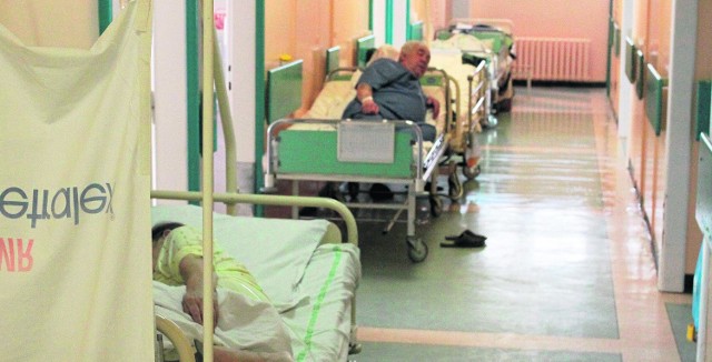 Na Internie I szpitala na Józefowie jest 25 miejsc, a pacjentów ponad limit. Często leżą na dostawkach.