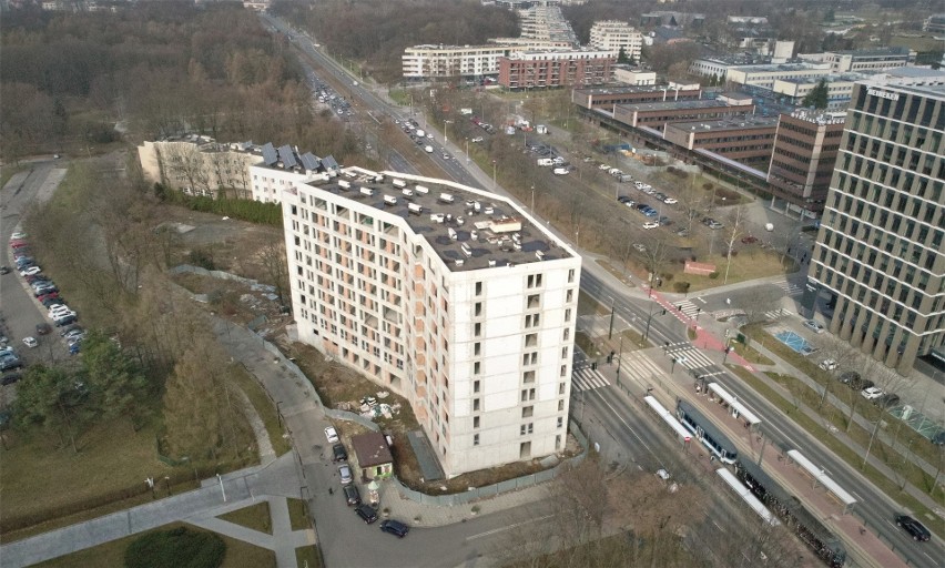 Kraków. Niedokończony akademik jest jednym z największych pustostanów w mieście. Zobaczcie, jak z góry wygląda "czyżyński szkieletor" 10.04.