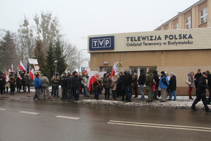 Demonstracja KOD w Białymstoku. Protestowało kilkaset osób (zdjęcia, wideo)