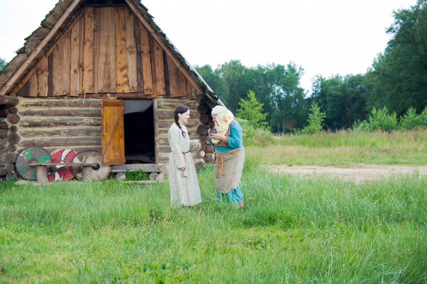 Białogród to niezwykła osada, budowana od kilku lat w...