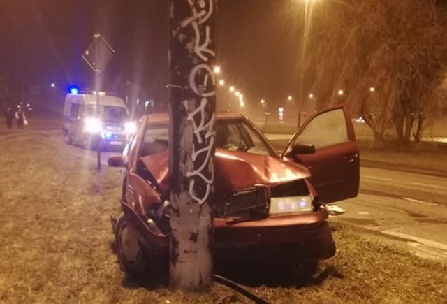 Na latarni stojącej u zbiegu al. Waltera-Janke i ul. Nowe Sady Na latarni stojącej u zbiegu al. Waltera-Janke i ul. Nowe Sady zatrzymała się skoda jadąca w poniedziałek wieczorem w kierunku ul. Maratońskiej.  25-letni kierowca roztrzaskanego pojazdu prawdopodobnie wpadł w poślizg. Na szczęście nic groźnego mu się nie stało. Ucierpiała za to 23-letnia pasażerka skody, która trafiła do szpitalla.  Auto zabrala laweta...Zobacz zdjęcia - kliknij dalej