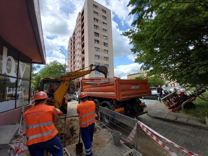 Pękła rura wodociągowa przy al. Kościuszki. Budynki w centrum Łodzi bez wody