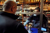 Sklepy z alkoholem otwarte nocą? Na to nie ma społecznej zgody 