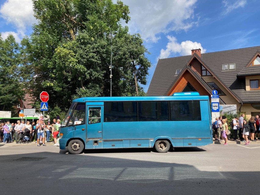 Zakopane. Bus do Morskiego Oka to dzisiaj jedna z największych atrakcji. Zobaczcie tę kolejkę! 