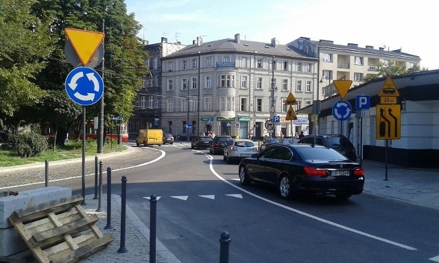 Zjazd w kierunku ulicy 3 Maja przy placu w Katowicach był zablokowany przez awarię samochodu ciężarowego.