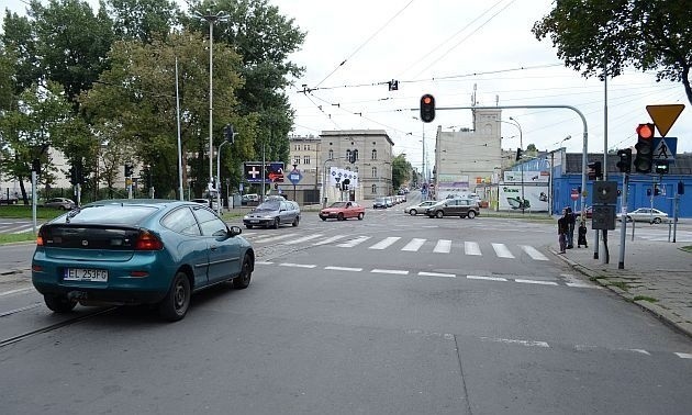 Na skrzyżowaniu remontowane jest torowisko.