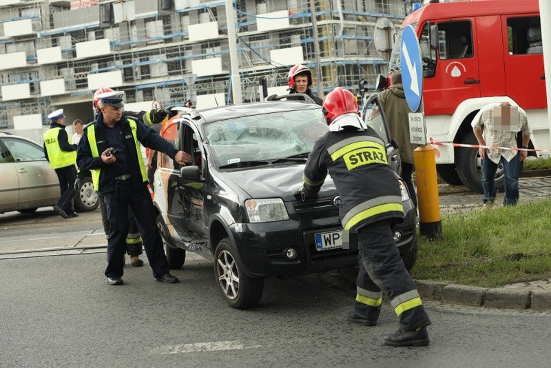 Wypadek na skrzyżowaniu Dubois i Kurkowej. Dachował fiat  (ZDJĘCIA)