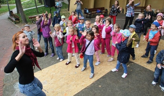 Prawie 30 przedszkolaków z osiedla Świętokrzyskiego zatańczyło zumbę w Parku Miejskim.