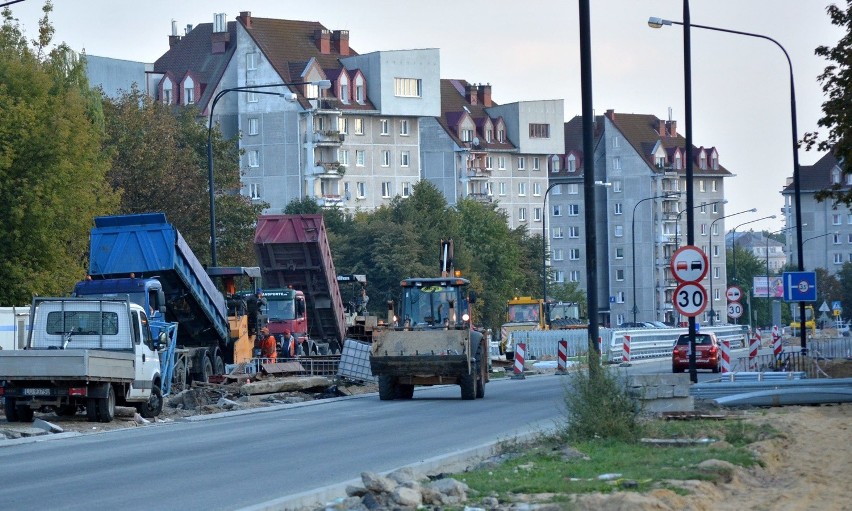 Roboty na al. Kompozytorów Polskich. Drogowcy położyli ostatnia warstwę asfaltu (ZDJĘCIA) 