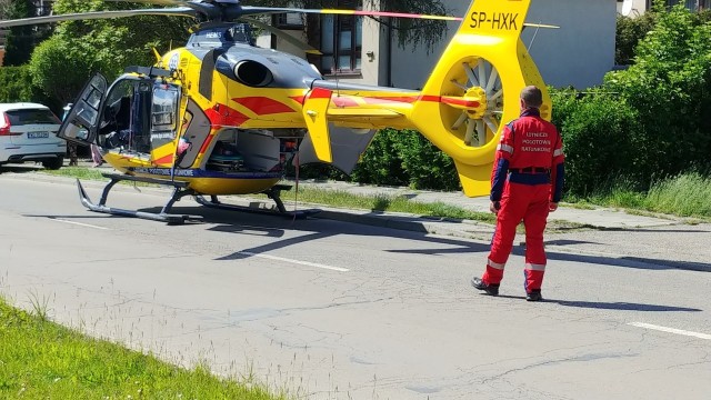 Interwencja śmigłowca Lotniczego Pogotowia Ratunkowego w Tychach. Kobieta trafiła do szpitala w Katowicach.Zobacz kolejne zdjęcia. Przesuwaj zdjęcia w prawo - naciśnij strzałkę lub przycisk NASTĘPNE