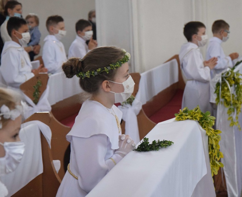 Część dzieci z parafii św. Mateusza Apostoła w Nowym Stawie przystąpiła do pierwszej w powiecie Komunii Świętej