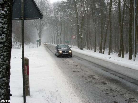 Mimo, że wszystkie drogi w regionie są przejezdne, spoczywa na nich zajeżdżony śnieg. Synoptycy ostrzegają, że wieczorem i w nocy z niedzieli na poniedziałek, nawierzchnie pokryją się lodem.