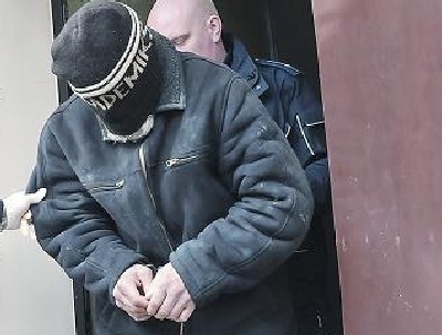 Policjanci wyprowadzają Bogdana z sądu w Drawsku Pomorskim. Ze względów higienicznych w gumowych rękawiczkach na dłoniach. Bezdomny został aresztowany na trzy miesiące. Trwają poszukiwania szczątków ciała ofiary.