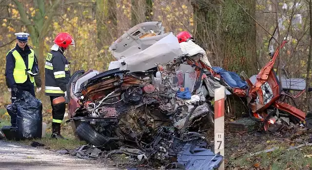 Jedna osoba zginęła, a jedna trafiła do szpitala po czołowym zderzeniu, do którego doszło dziś rano na drodze wojewódzkiej 240 między Chojnicami a Tucholą.Między Silnem a Żalnem niedaleko skrzyżowania Raciąż - Piastoszyn zderzył się osobowy ford oraz ciężarowy MAN. 34-letni mieszkaniec Tucholi jadący fordem z nieustalonych przyczyn na prostym odcinku drogi zjechał nagle na przeciwległy pas ruchu.W wyniku wypadku zginął kierowca osobówki. Drugi kierowca trafił do szpitala, ale jego życiu nic nie zagraża.Kierowca ciężarówki był trzeźwy.Droga wojewódzka nr 240 była zablokowana. Policja zorganizowała objazdy.