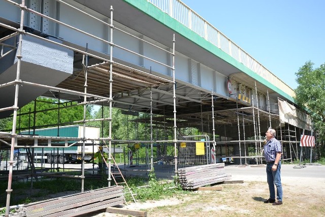 Starosta Janusz Zarzeczny przy modernizowanym moście w Radomyślu nad Sanem