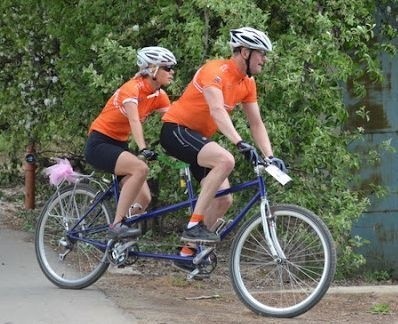 Kasia  Jurkiewicz i Wojtek Jurasz udziałem w sandomierskim  maratonie rozpoczęli podróż poślubną. Obydwoje od lat jeżdżą na rowerach ścigając się w różnych miejscach.