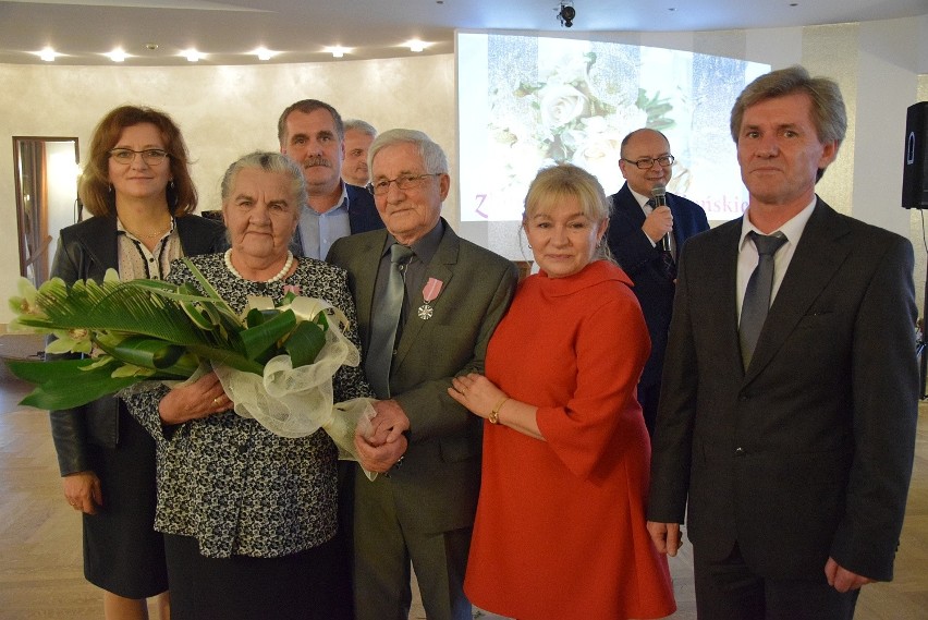 Łucja i Maciej Drzazgowie z wojewodą Agatą Wojtyszek, córką...