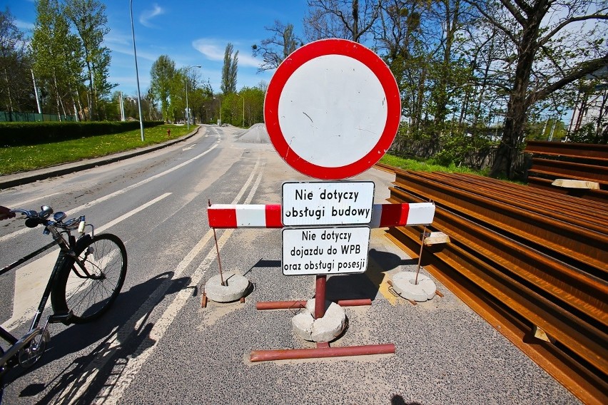 Fragment jezdni na ulicy Strzegomskiej już jest gotowy.