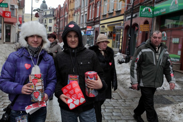 Na zdjęciu wolontariusze WOŚP na ulicy Staromiejskiej w Lęborku
