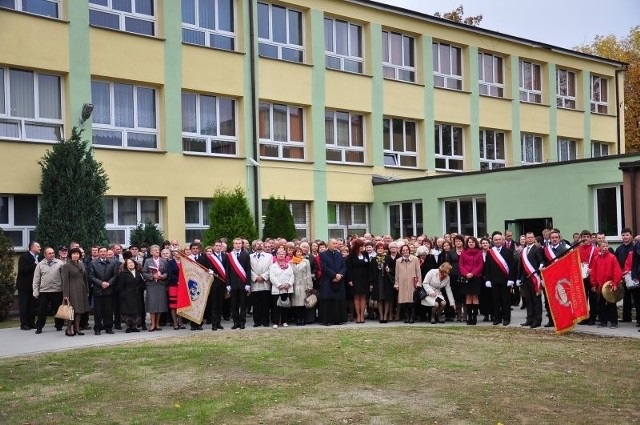 Uczestnicy zjazdu zrobili sobie pamiątkowe zdjęcie.